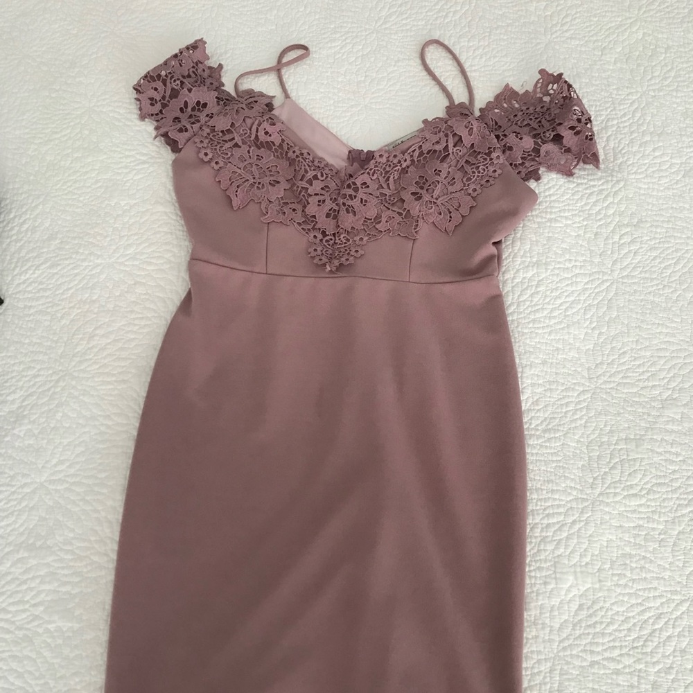 Beautiful dress, looks new